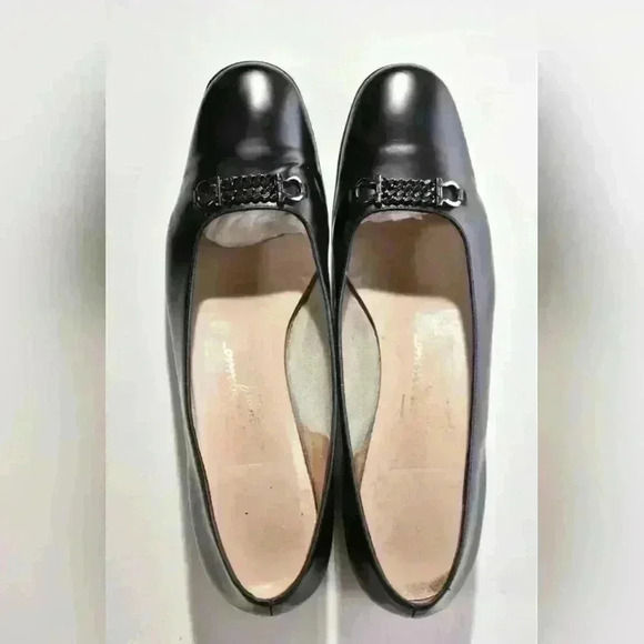 SALVATORE FERRAGAMO Black Leather Chain Vara Gancini Pump Heel 9US 39EU  B Italy - Picture 4 of 10
